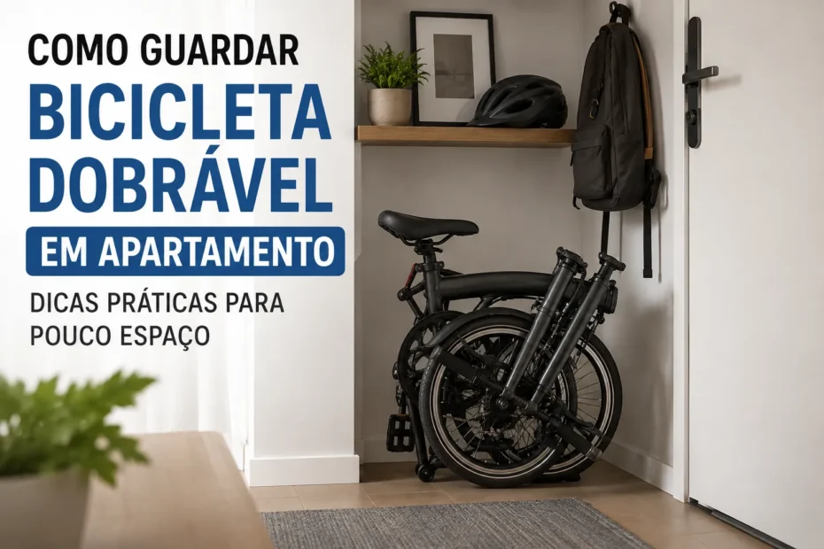Bicicleta dobrável preta guardada em um apartamento compacto, ao lado da porta, mostrando uma solução prática para economizar espaço.