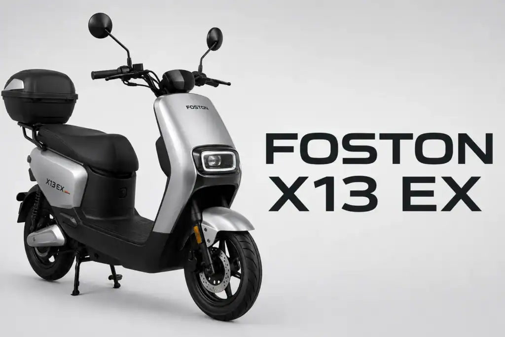 Foston X13 EX, scooter elétrica compacta nas cores prata e preta, apresentada em fundo claro e clean.