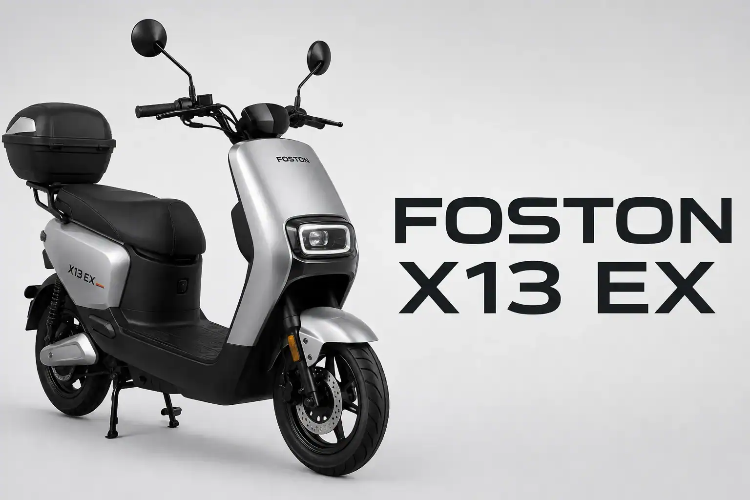 Foston X13 EX, scooter elétrica compacta nas cores prata e preta, apresentada em fundo claro e clean.